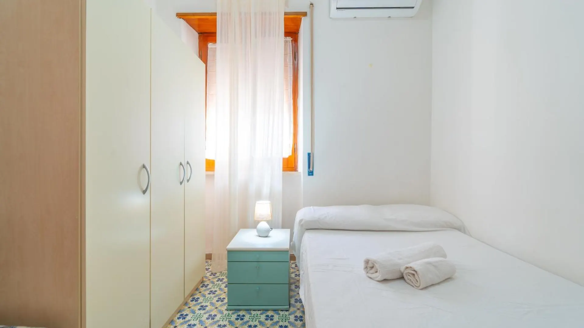 Emilia Room 2 Olbia 0*,  Itálie